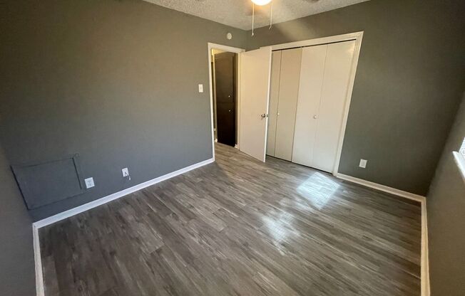 2 beds, 1 bath, 930 sqft, $895