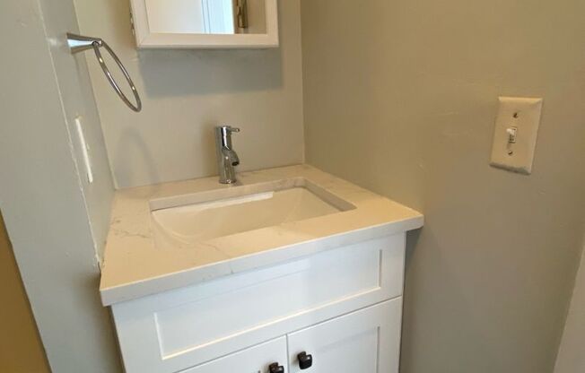 Studio, 1 bath, 305 sqft, $1,400, Unit 25