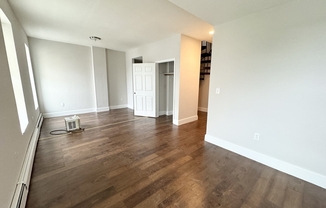 2 beds, 1 bath, $2,800, Unit 5