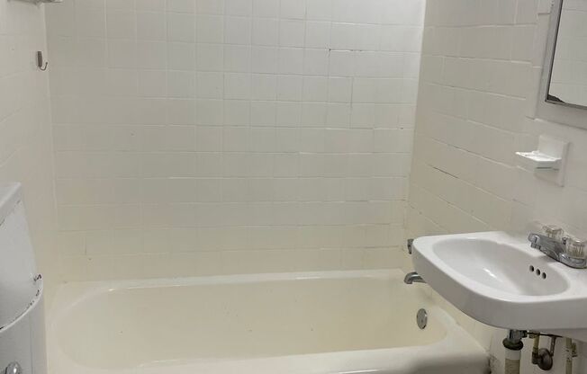 Studio, 1 bath, 600 sqft, $1,200, Unit 706