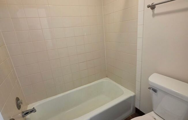2 beds, 1 bath, 955 sqft, $1,225, Unit 19 - 204