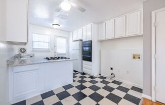 2x1 w/ Hardwoods & Granite in Peachtree Hills Neighborhood