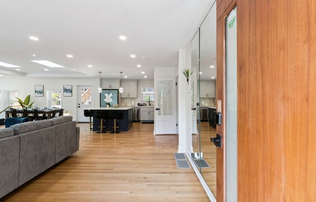 Fully Furnished: Beautiful 4-Bedroom Home with Game Room, Hot Tub, and Private Backyard – Southeast Atlanta