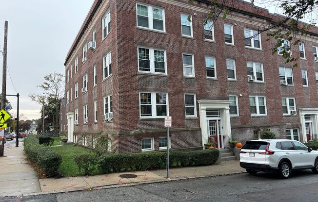 Studio, 1 bath, $1,850, Unit 8 Brooks Park #25