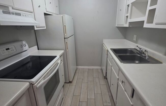 2 beds, 2 baths, $995, Unit E9