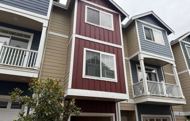 Beautiful 2 bed, 2.5 bath townhome located in Mountlake Terrance $2600/mo.