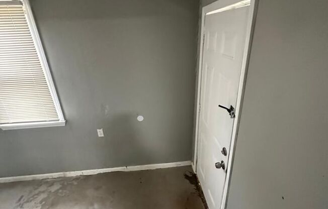 3 beds, 1 bath, $875