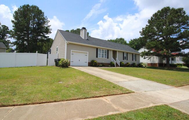 Beautiful Ranch Style Home in Holly Springs!