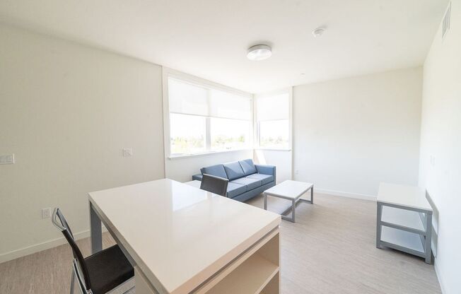 2 beds, 2 baths, 951 sqft, $4,195