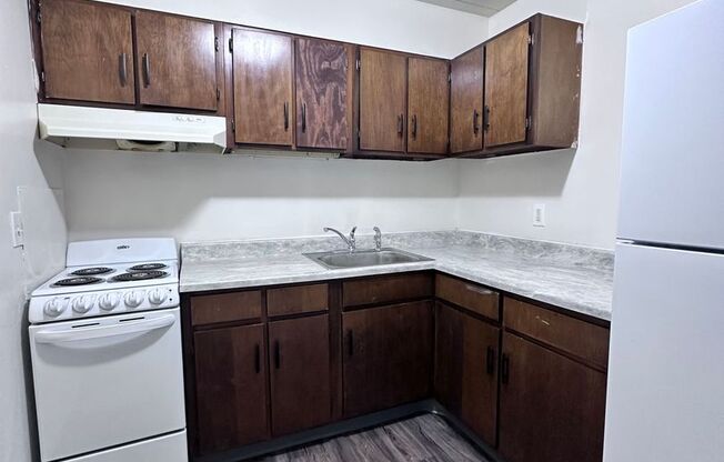 3 beds, 1 bath, $980, Unit Pine Cone Village D-14