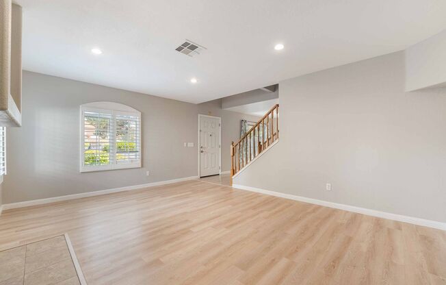 Spacious Townhouse with Community Pool!