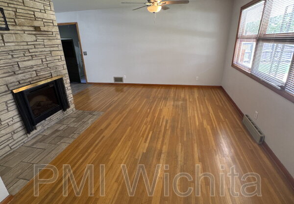 945 N CRESTLINE AVE