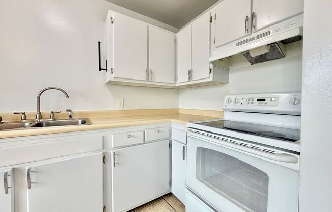 4 BEDROOM WEST JORDAN HOME | $2,295 | GARAGE + YARD + 2 LIVING AREAS