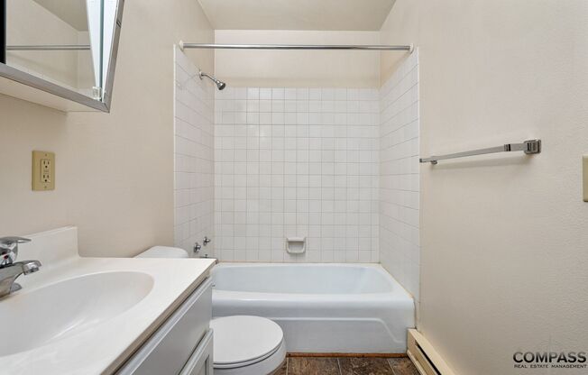 2 beds, 1 bath, 660 sqft, $995, Unit 28