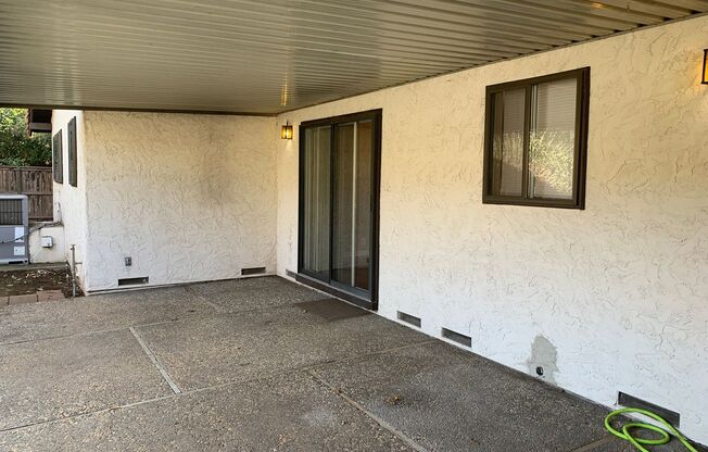 2 beds, 2 baths, $1,700, Unit 2520 Alamo Ave