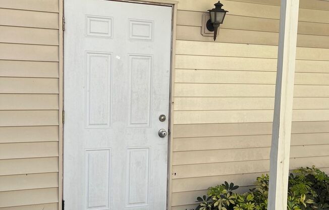 Spacious 2 bedroom/1 Bathroom End Unit Upstairs Condo.