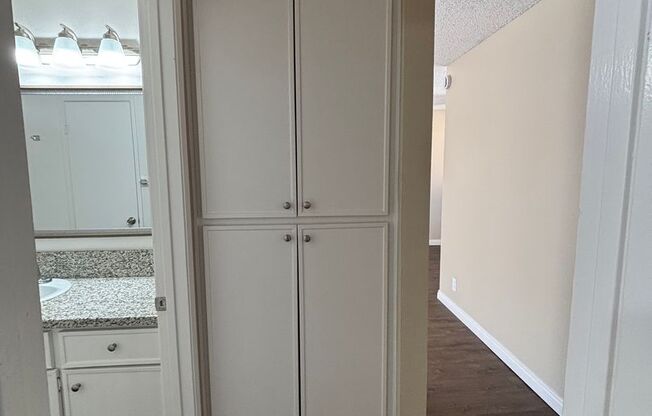 2 beds, 1 bath, $2,150, Unit 27