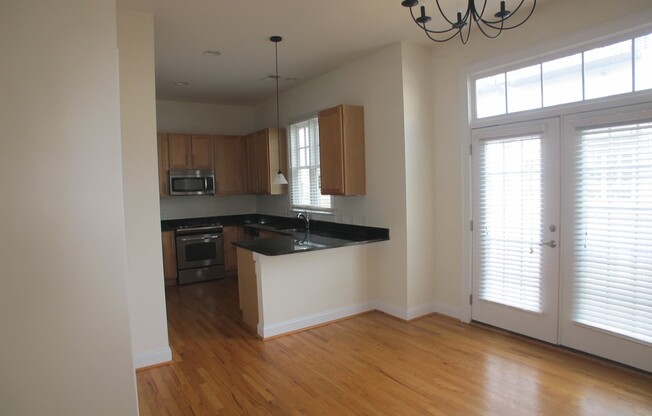 Luxury 3 Bedrooms and 2.5 Baths Townhouse located in the Southborough Complex!