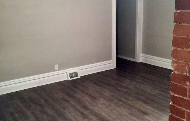 *** Amazing Apartment in Mt. Washington * Pet Friendly * Duplex style * Available Now * Spacious & Renovated ***