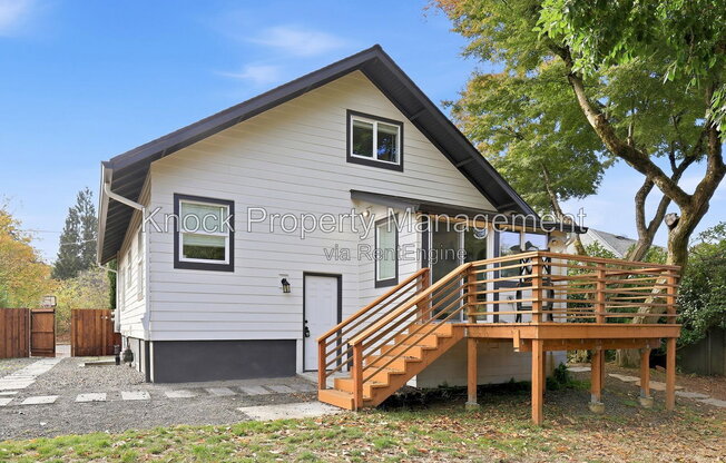 2 beds, 1 bath, 936 sqft, $1,700, Unit B
