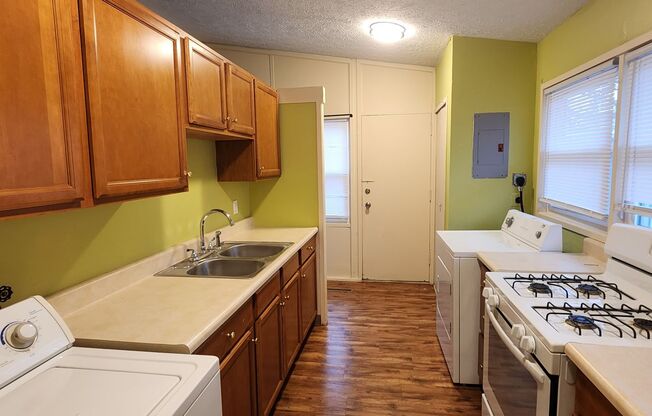 2 beds, 1 bath, $1,100