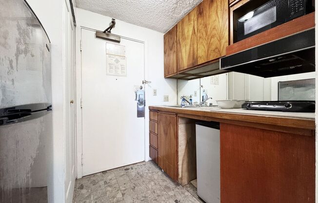 Furnished Waikiki Condo with A/C and Utilities Included