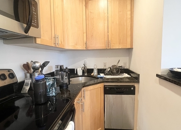 2 beds, 1 bath, $3,600, Unit 32