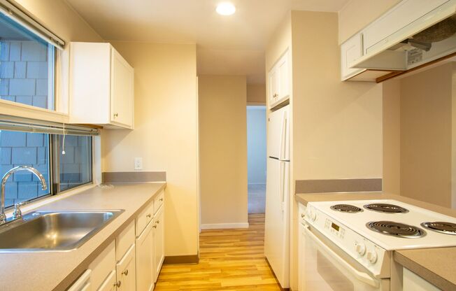 Fantastic Lake Oswego 1Bdr w/Fireplace, Dishwasher, W/D & Patio!