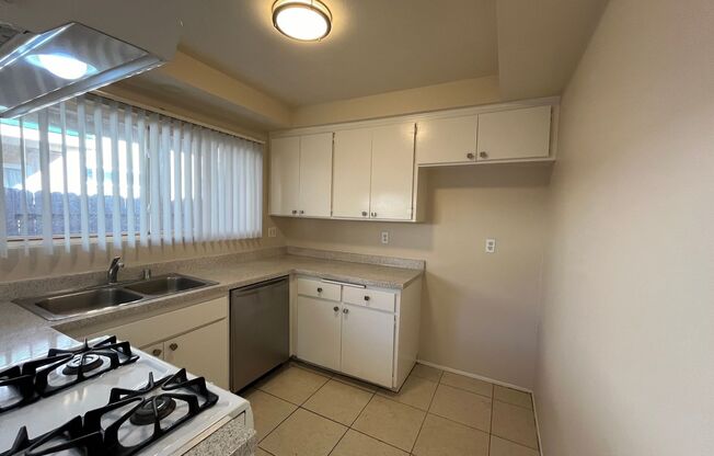 2 beds, 2 baths, $2,695, Unit B