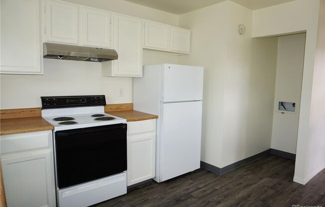 2 beds, 1 bath, $1,200