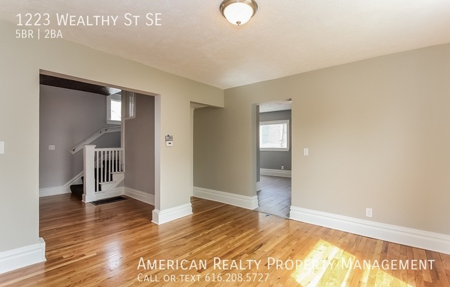 1223 WEALTHY ST SE