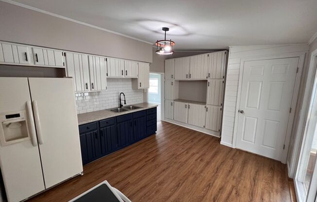 2 beds, 1 bath, $1,300