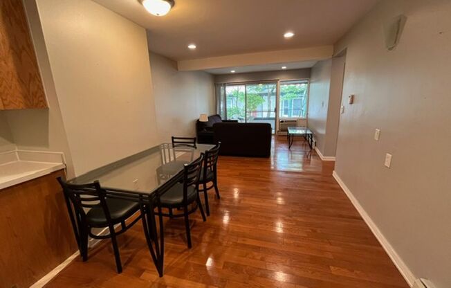 2 beds, 1 bath, 693 sqft, $2,440, Unit 11