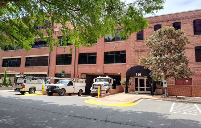 Luxury studio located in Factory South!
