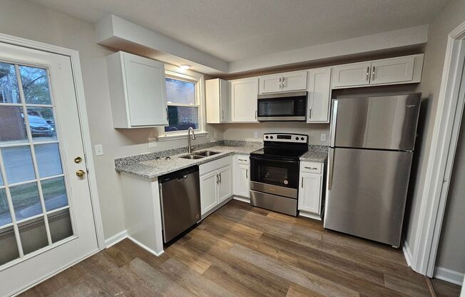 FULLY REMODELED!! 2 Bed/1.5 Bath! Water/Garbage Included! Walk to APSU!
