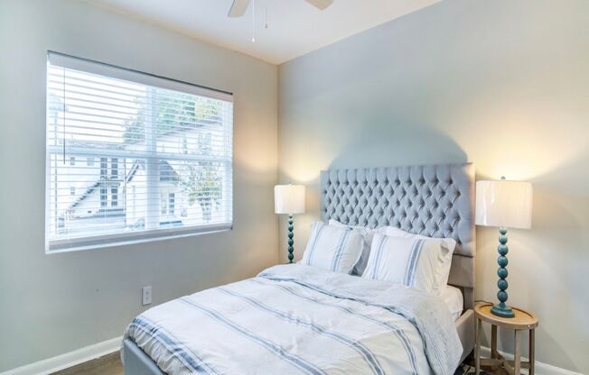 2 beds, 1 bath, 850 sqft, $1,250, Unit 00-D5