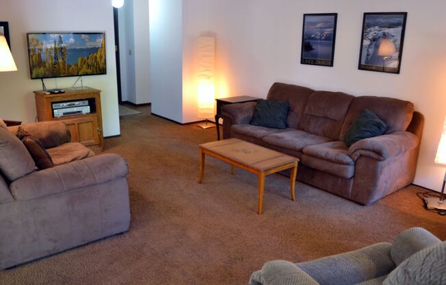 Single level 3BD Close to Heavenly & the casinos! Avail. for a 3–6-month seasonal lease starting 12/01/2024.