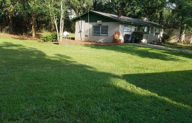 3/2.5 House with large yard walking distance to campus