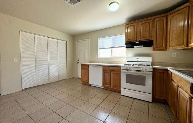 AVAILABLE NOW!!! 3 Bedroom 2 Bathroom Duplex in Indio!