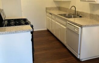 1 bed, 1 bath, 698 sqft, $2,050, Unit 28