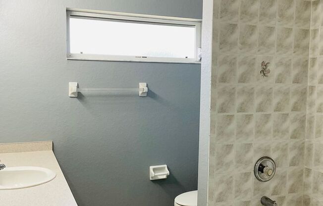 2 beds, 2 baths, 1,087 sqft, $1,450, Unit 1117 Unit 4