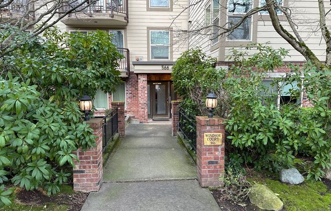 Quiet Updated South Queen 1bd 1bath Condo for Rent!