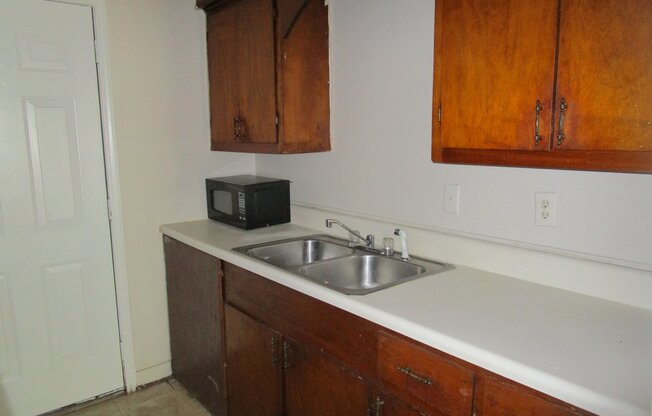 2 beds, 1 bath, $975, Unit Apt 3