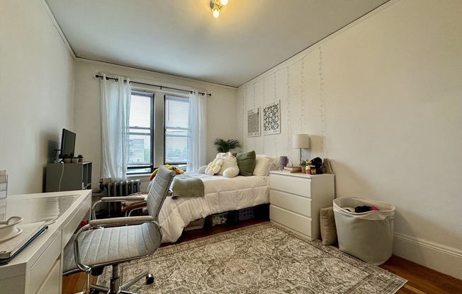 3 beds, 1 bath, 1,000 sqft, $5,500, Unit 14