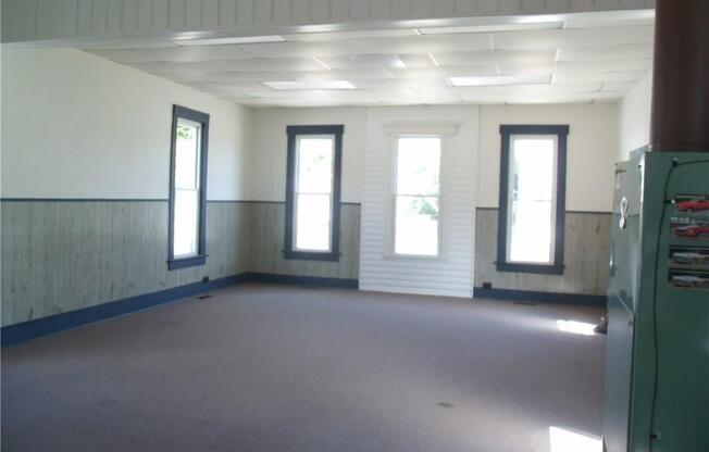 COMMERCIAL PROPERTY! Large showroom!  Great business space with room for whatever you can dream up!