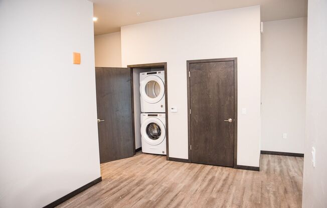 Studio, 1 bath, 581 sqft, $1,300, Unit 105