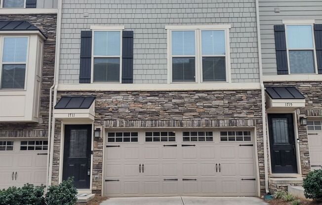 Move In Ready Townhome located in Townes of Oakhurst!