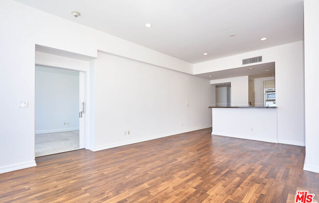 1 bed, 2 baths, 1,000 sqft, $6,195, Unit 31E