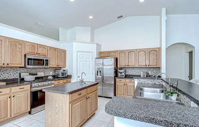7107 COLONIAL LK DR