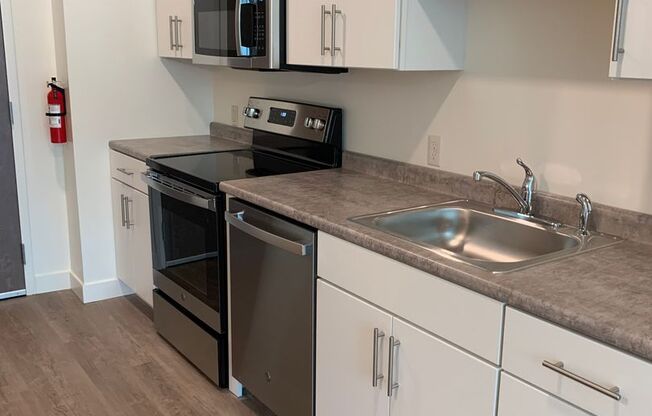 Studio, 1 bath, 740 sqft, $1,990, Unit 128